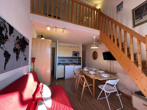 un salon avec une table de salle à manger et une cuisine dans l'établissement Appart cosy pour 6 pers à Montgenèvre - FR-1-330D-38, à Montgenèvre