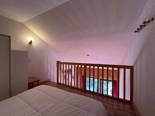 une chambre avec un lit et un balcon dans l'établissement Appart cosy pour 6 pers à Montgenèvre - FR-1-330D-38, à Montgenèvre