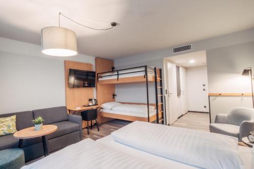 Una cama o camas en una habitación de harry's home Salzburg