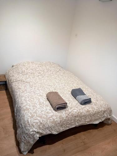 un lit avec deux oreillers dessus dans une chambre dans l'établissement Maison en bois, à Sulniac