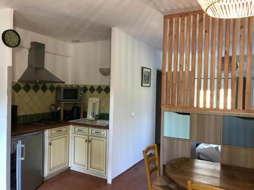 Dapur atau dapur kecil di Chambre Basilic Mas Bel Espérance