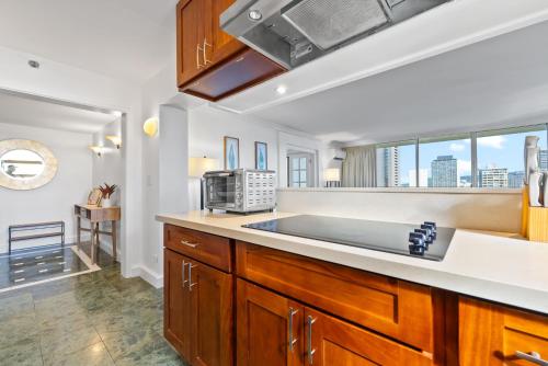 Kuchyň nebo kuchyňský kout v ubytování Honu Hale Penthouse 2 BDR Ocean View Waikiki