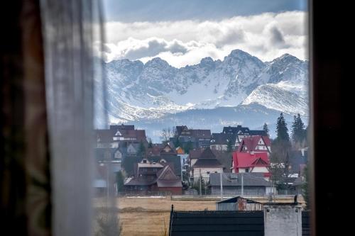 a view of a town with mountains in the background at U Pawlikowskich in Poronin