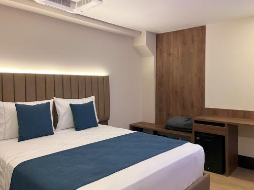 Postel nebo postele na pokoji v ubytování Hotel Continental ByHours