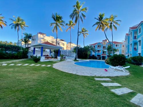 une villa avec piscine et palmiers dans l'établissement The Perfect Place for Holiday in los Corales RD, à Punta Cana