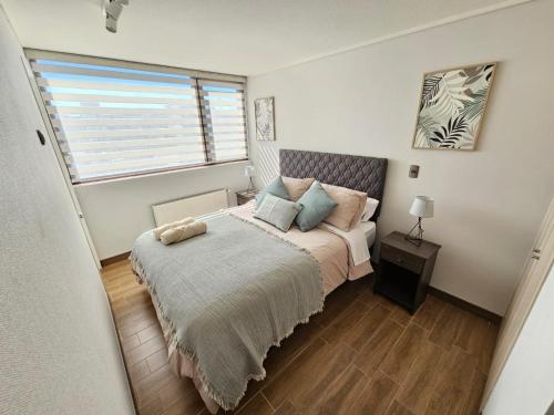 a bedroom with a bed and a window at 2D con estacionamiento Fantastico Depto - D'Home in Concepción