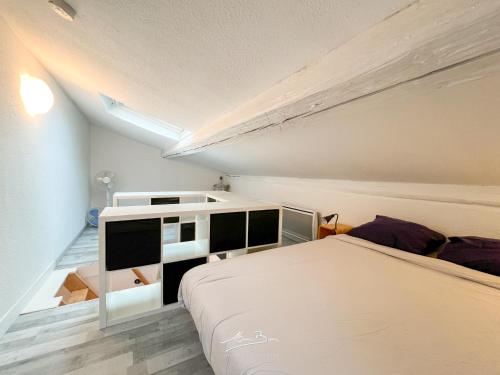 une chambre avec un lit et une commode dans l'établissement Lo Duplex au coeur du centre-ville - 4 couchages - Terrasse, à Toulon