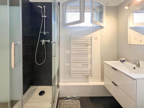 une salle de bain avec douche et lavabo dans l'établissement Lo Duplex au coeur du centre-ville - 4 couchages - Terrasse, à Toulon