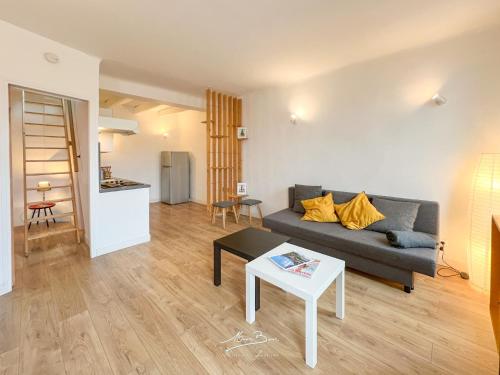 un salon avec un canapé et une table dans l'établissement Lo Duplex au coeur du centre-ville - 4 couchages - Terrasse, à Toulon