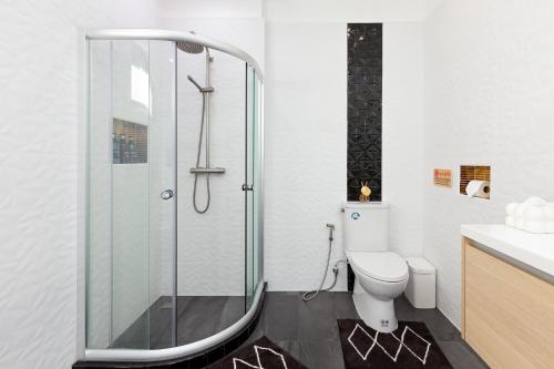 Zen Family - All-Inclusive-Pool - Playground - Panoramic Rooftop-4BR-3BA - Beach Minutes Awayにあるバスルーム
