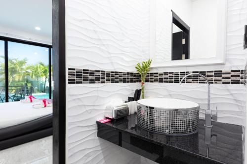 Zen Family - All-Inclusive-Pool - Playground - Panoramic Rooftop-4BR-3BA - Beach Minutes Awayにあるベッド