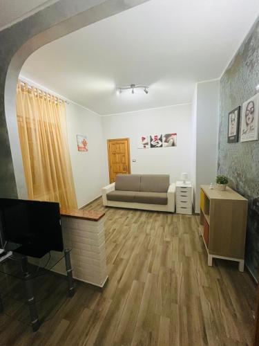 a living room with a couch and a television at BOUGANVILLE casa vacanza ambiente climatizzato con wi fi in Pineto