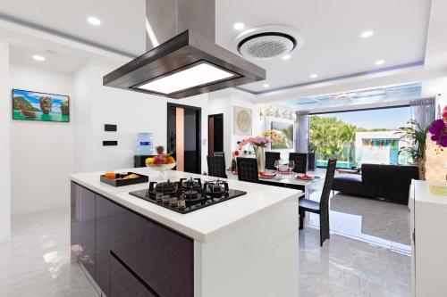 Zen Family - All-Inclusive-Pool - Playground - Panoramic Rooftop-4BR-3BA - Beach Minutes Awayにあるキッチンまたは簡易キッチン