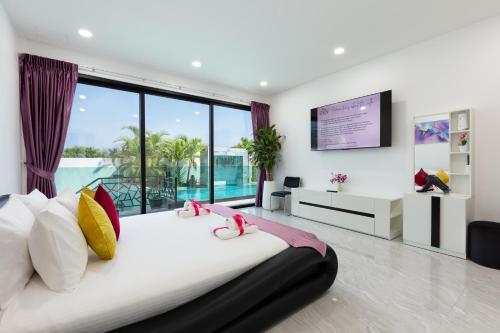 Zen Family - All-Inclusive-Pool - Playground - Panoramic Rooftop-4BR-3BA - Beach Minutes Awayにあるテレビまたはエンターテインメントセンター