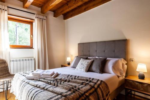 Ένα ή περισσότερα κρεβάτια σε δωμάτιο στο Espacioso Apartamento con Jardín en Salardú