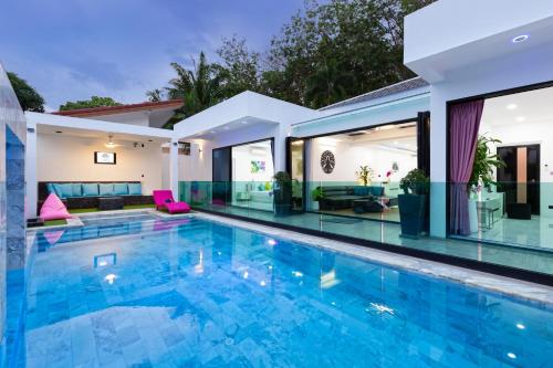 Zen Family - All-Inclusive-Pool - Playground - Panoramic Rooftop-4BR-3BA - Beach Minutes Awayの敷地内または近くにあるプール