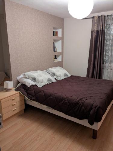 une chambre avec un lit et un parquet dans l'établissement Gîtes vallée de Munster, à Muhlbach-sur-Munster