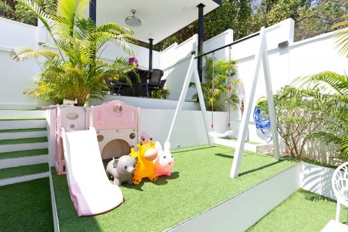 Zen Family - All-Inclusive-Pool - Playground - Panoramic Rooftop-4BR-3BA - Beach Minutes Awayにある庭