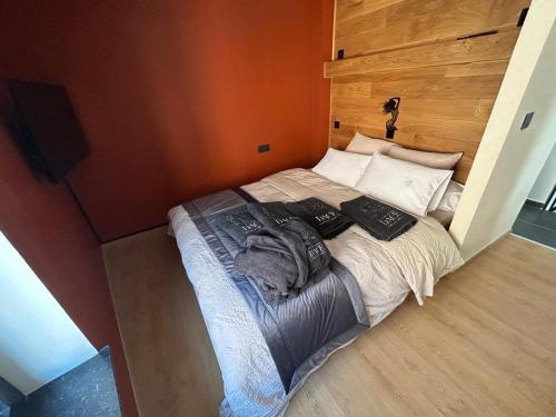 Postel nebo postele na pokoji v ubytování Le loft avec jacuzzi privatif - Domaine aux charmes d'Ethan