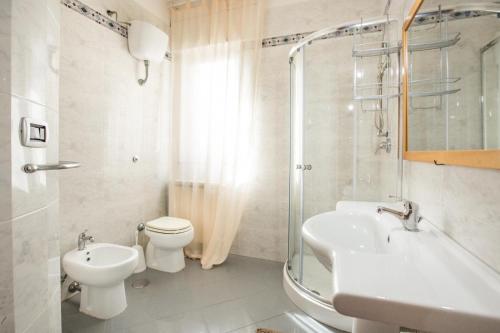 ein Badezimmer mit Toilette, Waschbecken und Dusche in der Unterkunft CASA di PIETRO sulla BAIA in Leporano Marina