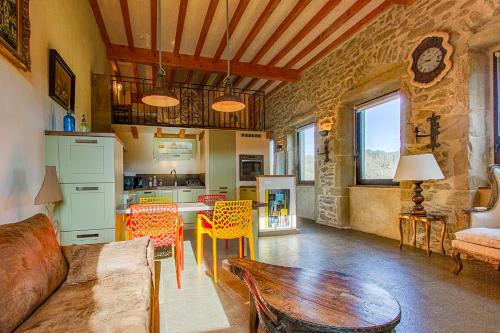 un salon avec un canapé et une table dans l'établissement Petit Gite De La Renaissante, à Peyrins