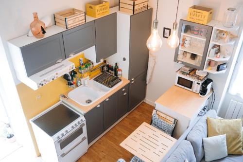 - une vue de tête sur une petite cuisine avec évier dans l'établissement Welcome Home, à La Rochelle