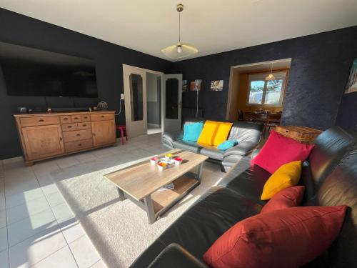 un salon avec un canapé et une table basse dans l'établissement Appartement dans une maison avec entrée indépendante à 500m de la plage, à Santec