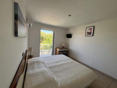 アレノにあるLes Villas Maristella, Villa Crenuの大きなベッドと窓のある寝室