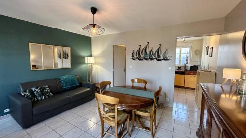 un salon avec un canapé et une table dans l'établissement Tribord, charmante maison en duplex au cœur du Crotoy – Idéale pour un séjour en Baie de Somme, au Crotoy