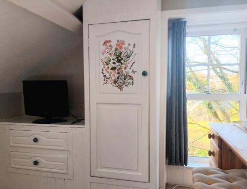 TV a/nebo společenská místnost v ubytování The Countryman Hotel