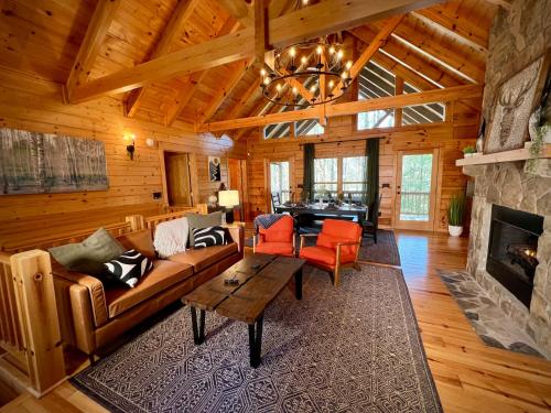 エリジェイにあるEllijay Cabin - Cozy Fall Hideaway & Hot Tubのソファと暖炉のあるリビングルーム