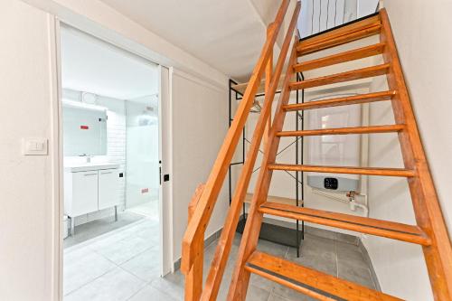 une échelle menant à une salle de bains dans une maison dans l'établissement Studio avec Mezzanine Boulevard Voltaire-V, à Paris