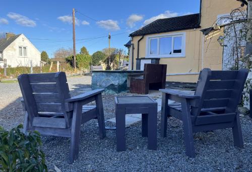 two chairs and a table and a table and chairs at Mon Petit Cottage - B&B and Guest House in Bunclody in Bunclody
