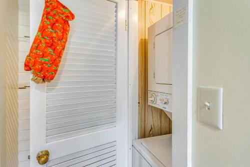 Um banheiro em Walk to Beach and Pier Quiet Condo in Myrtle Beach