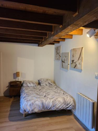 une chambre avec un lit dans le coin d'une pièce dans l'établissement Maison au calme avec vue sur montagne, à Ornolac-Ussat-les-Bains