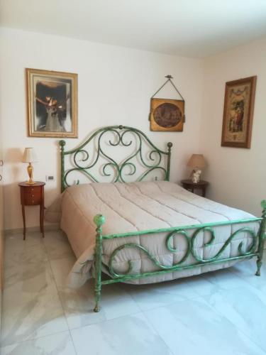 a bedroom with a green bed in a room at Casavacanze Parco Jannelli in Taranto