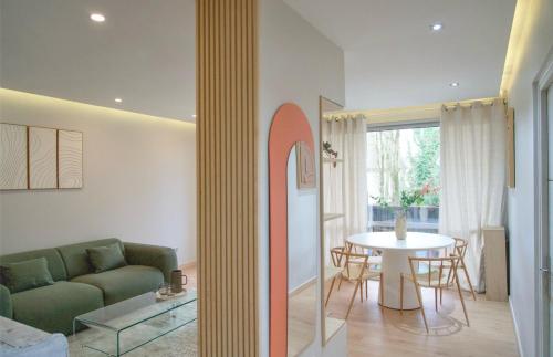 un salon avec un canapé et une table dans l'établissement Cosy T2 proche du centre de Mulhouse, à Mulhouse