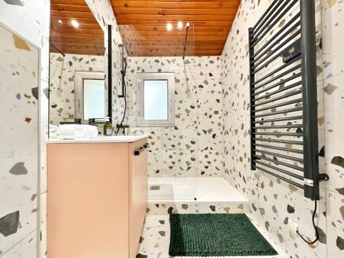 a bathroom with a tub and a sink and a shower at Le Terrazzo - Élégant - Centre - Balcon - Lumineux in Mont-de-Marsan