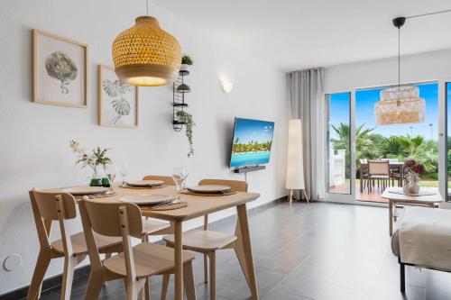 Televízia a/alebo spoločenská miestnosť v ubytovaní Charming seaview apartment with pool in La Cala by Costarentals - Ref 49