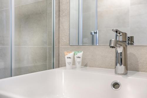 - un lavabo avec 2 brosses à dents dans l'établissement Mykeypers - Studio Deluxe 2P - Malakoff 16, à Malakoff