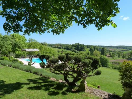 Elle offre une vue sur le jardin et la piscine. dans l'établissement Manoir Beauregard Dordogne, à Clermont-de-Beauregard