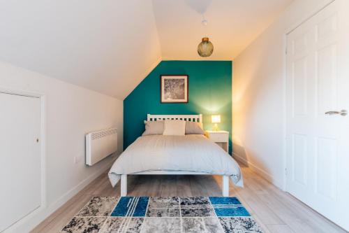 Postel nebo postele na pokoji v ubytování Finest Retreats - Hazel Rose Cottage