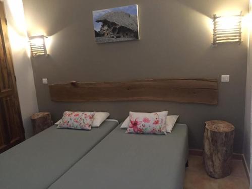 une chambre avec un grand lit avec deux oreillers dans l'établissement A Vista 11, à Monacia-dʼAullène