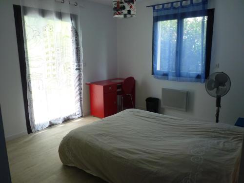 - une chambre avec un lit, une commode rouge et 2 fenêtres dans l'établissement Villa avec piscine, à BIQ