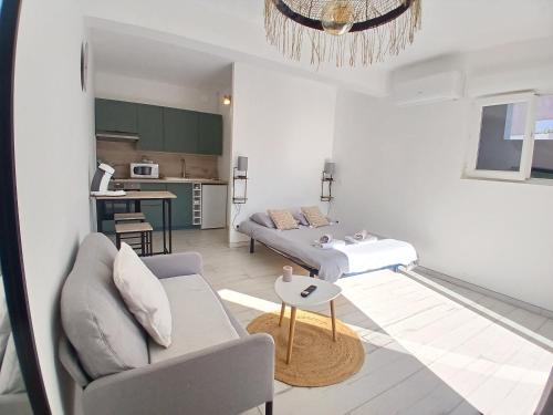 un salon avec un canapé et une table dans l'établissement Maison Basalte, au Cap d'Agde