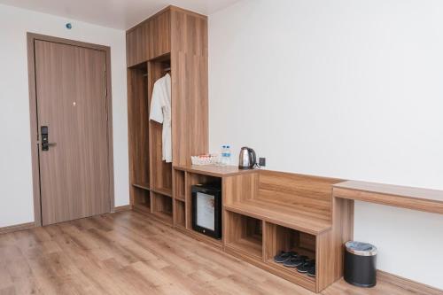 um quarto com uma cozinha com armários de madeira e um lavatório em Long Hải Hotel em Móng Cái