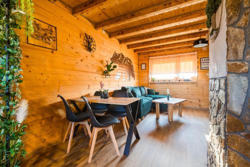 a living room with a table and a couch at SŁONECZNE WZGÓRZE in Myczkowce