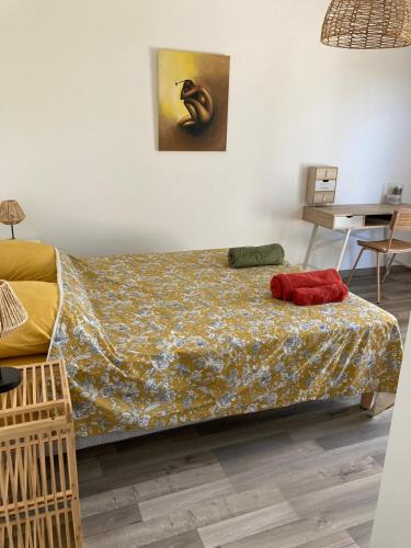 - une chambre avec un lit, une couverture et un bureau dans l'établissement Villa plein Sud, clim et piscine, 6 à 8 personnes, à Boisseron