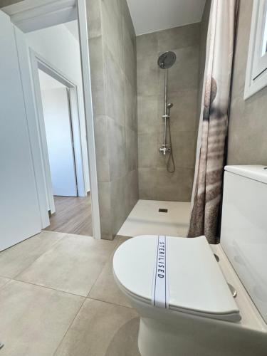 Ένα μπάνιο στο Protaras Rustic Paradise Luxury Villa 1