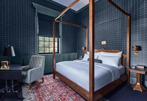Postel nebo postele na pokoji v ubytování The Vanderbilt, Auberge Resorts Collection